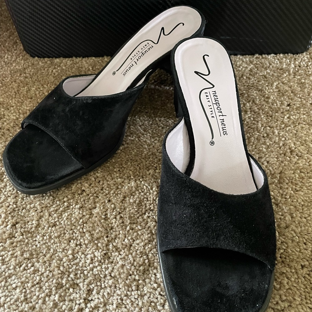 Black velvet, square open toe, rounded heel